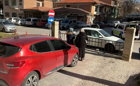 Aksaray’da hatalı park krizi! 3 araç mahsur kaldı, sürücü “bilemedim ki” dedi