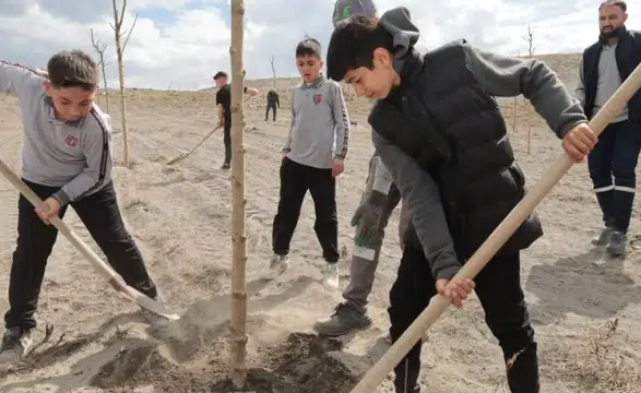 Konya'da yeşil seferberlik: Yüzlerce fidan toprakla buluştu