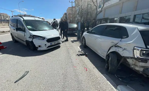 Karaman'da park halindeki araçlara çarpan otomobil ortalığı karıştırdı