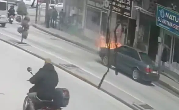 Karaman’da otomobil motoru yandı! Esnaf kahramanlığı