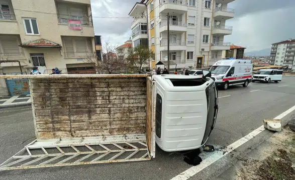 Karaman’da kontrolden çıkan araç refüje çarpıp devrildi