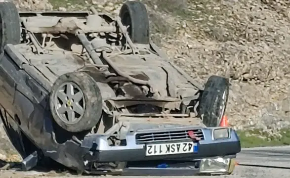 Konya’da feci kaza ucuz atlatıldı: Otomobil ters döndü