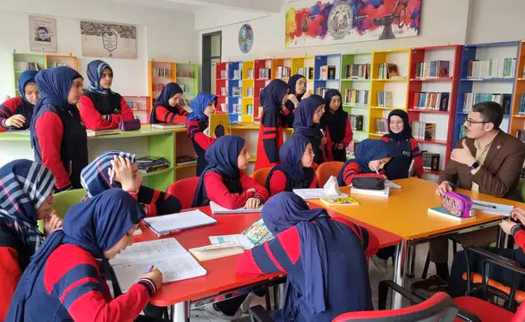 Konya’da dikkat çeken eğitim modeli: Üniversiteliler liselilere rehberlik ediyor