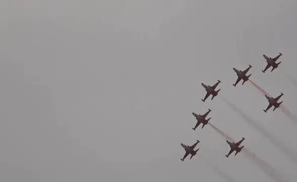 Konya’da gökyüzü çocuklar için renklendi: SOLOTÜRK ve Türk Yıldızları’ndan özel gösteri