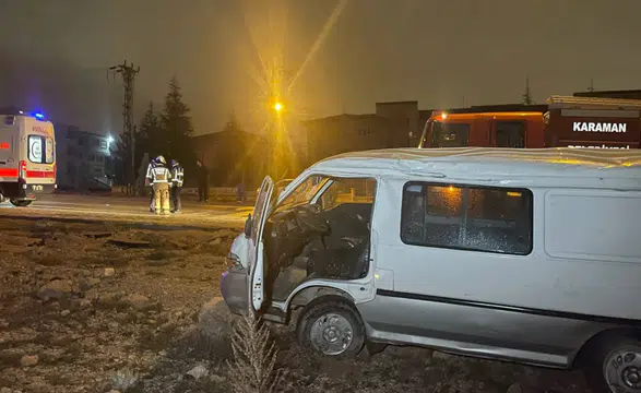 Karaman’da yağış kazayı beraberinde getirdi: Minibüs üç takla attı