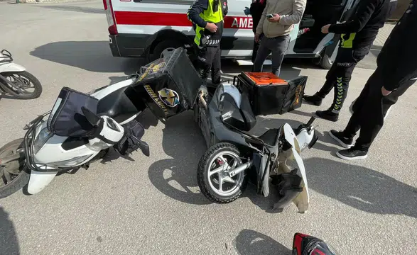 Karaman’da sokak ortasında kaza: Motosikletler çarpıştı