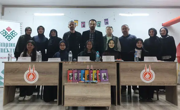 Konya’da okuma kültürüne katkı: Öğrenciler sahnede