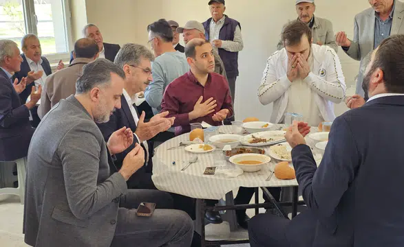 Konya Vekili Erdem duaya katıldı, sonra pilava kaşık salladı