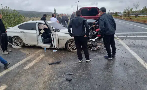 Yaralılar var! Konya'da kaygan yol kazaya neden oldu