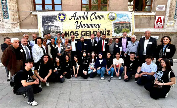 Yıllar sonra aynı sıralarda buluştular: Konya Lisesi’nde nostalji dolu gün
