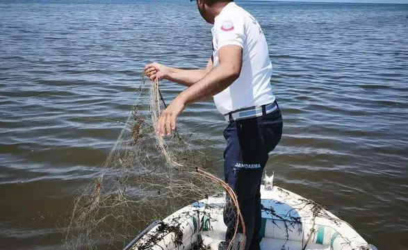Beyşehir Gölü’nde kaçak avcılara geçit yok! Ağlar tek tek toplandı