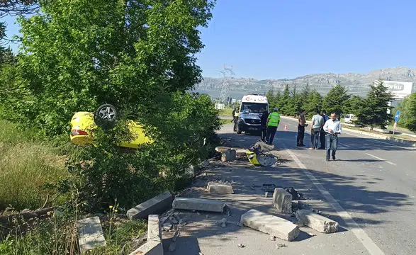 Konya’da kontrolden çıkan otomobil takla attı