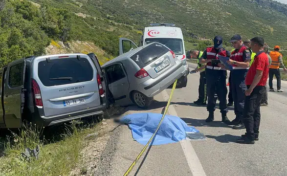 Isparta-Konya yolunda iki otomobil çarpıştı! 1 ölü, 5 yaralı