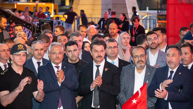 Konya'da Selçuk Üniversitesi demokrasi nöbetinde tek yürek oldu