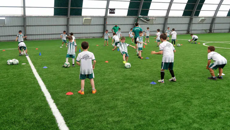 Konya'da yaz tatili böyle geçiyor! Binlerce çocuk sporla buluştu