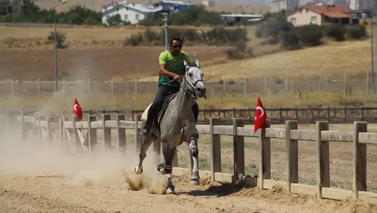Konya’da at yarışı heyecanı yaşandı