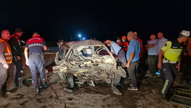 Karaman’da iki otomobil kafa kafaya çarpıştı: 1 ölü, 1 yaralı