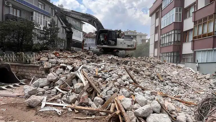 Konya'da kentsel dönüşüm kapsamında bir apartman daha yıkıldı
