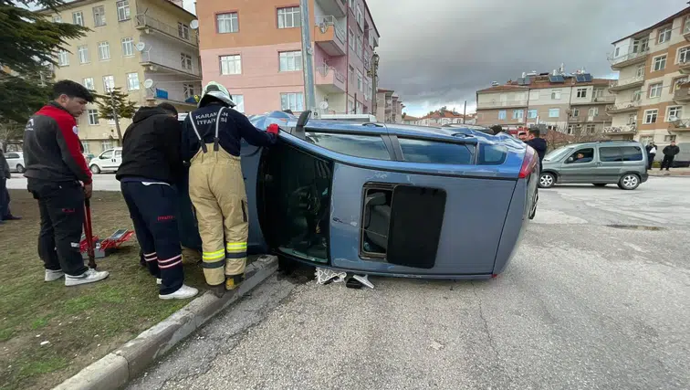 Karaman'da hafif ticari araçla çarpışan otomobil devrildi: 2 yaralı!