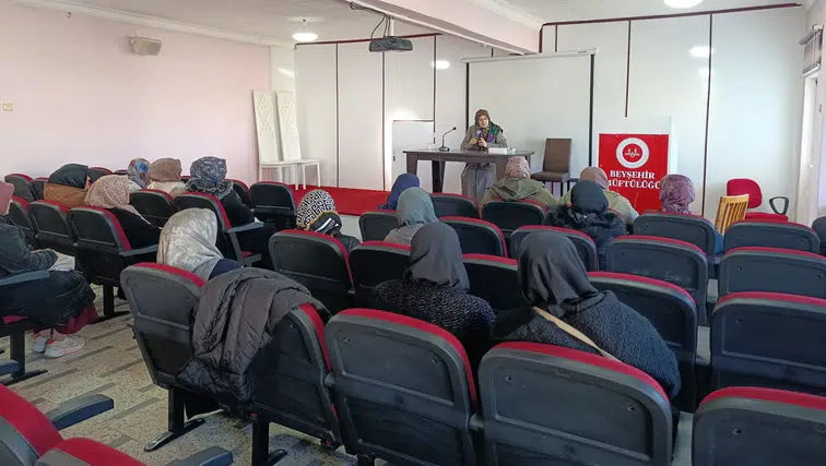 Konya'da sıra dışı kurs: Kadınlar cenaze hizmetleri için bir araya geldi