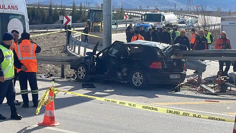 Karaman’da feci kaza: Otomobil bariyerlere saplandı, çift hayatını kaybetti
