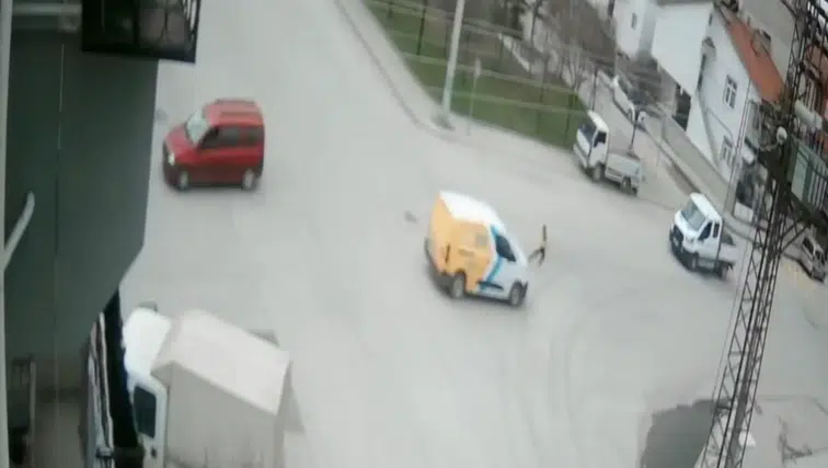 Karaman’da şaşırtan anlar: Kazadan sonra koşarak kaçtı