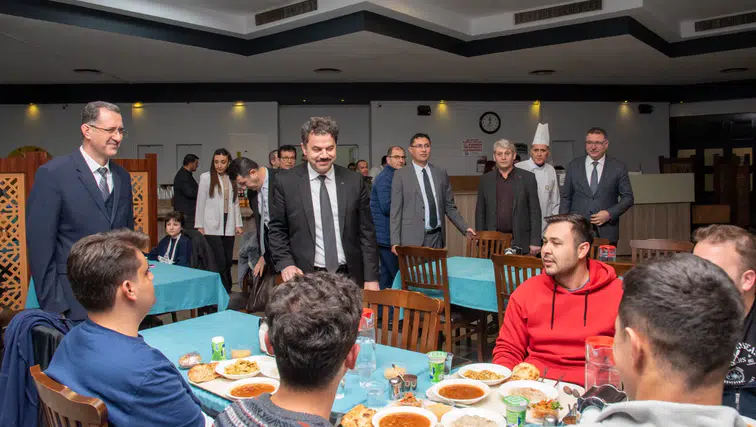 Selçuk Üniversitesi’nde iftar geleneği: Öğrenciler ve yönetim bir arada