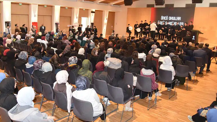 Konya’da “Öncü Okullar Öncü Şahsiyetler” paneli başladı