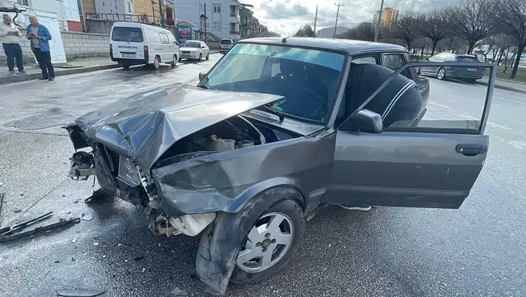 Karaman’da otomobil ile panelvan minibüs çarpıştı