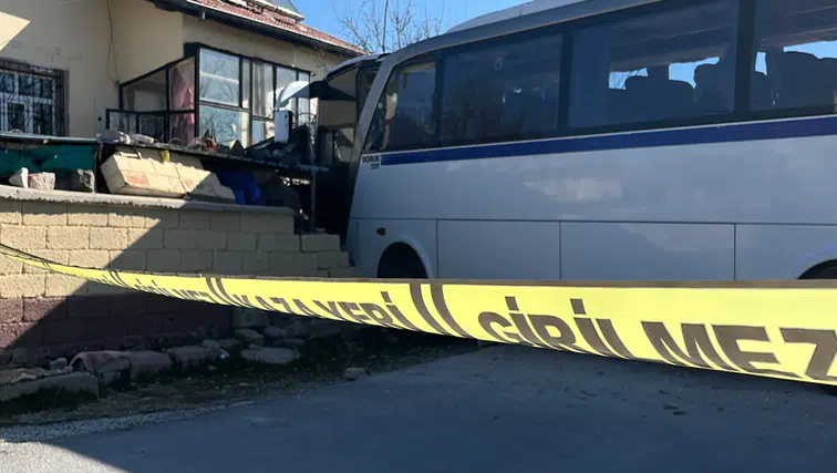 Konya’da otobüs kazasında yaralanan 13 yaşındaki çocuk hayatını kaybetti