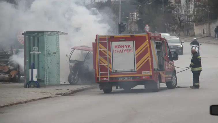Konya’da bir günde iki yangın: Motosiklet ve iş makinesi tehlike saçtı