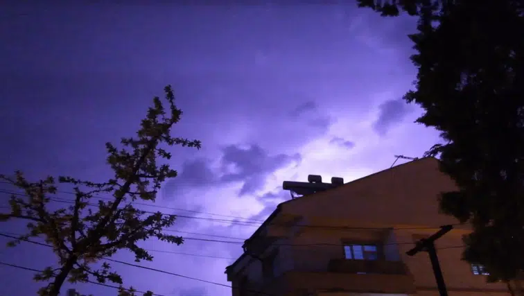 Karaman’da doğa şovu! Şimşekler geceyi gündüze çevirdi
