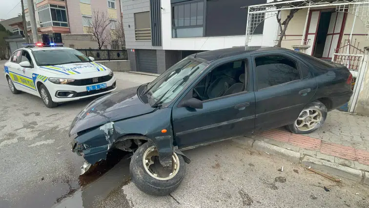 Karaman’da kontrolden çıkan otomobil levhaya çarptı