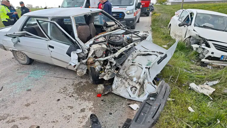 Aksaray’da iki otomobil çarpıştı: 1’i ağır 4 yaralı