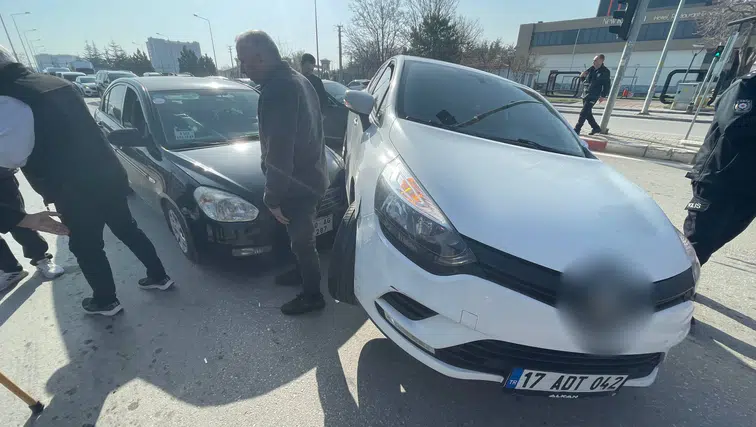 Karaman'da otomobiller çarpıştı, biri diğerinin üzerine çıktı