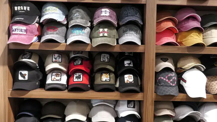 Konya’da babasından devraldığı dükkanda 71 yıldır moda yön veriyor