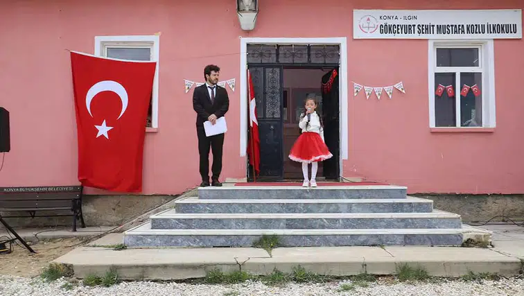 Konya'da 1 öğretmen 1 öğrencili okulda 23 Nisan kutlaması