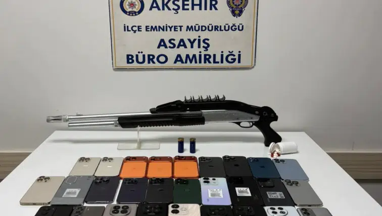 Konya'da polis baskını! Kaçak telefon ve uyuşturucu ele geçirildi