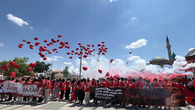 Konya’da öğrencilerden LGS ve milli takıma destek yürüyüşü!