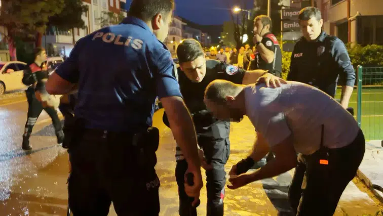Kızını rahatsız ettiğini öne sürdüğü gencin kulağını kesti!