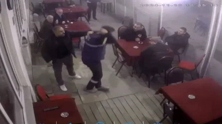 Kahvehanede kanlı kavga: Baba, oğlunu döven kişiyi silahla vurdu