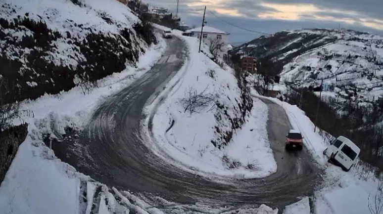 Virajı alamayan minibüs uçuruma yuvarlandı VİDEO HABER