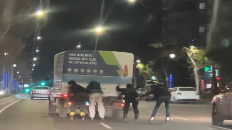 Patenli gençlerin tehlikeli yolculuğu trafiği alt üst etti [VİDEO HABER]