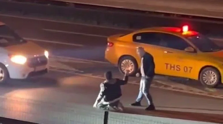 Taksi sürücüsü ücretini alamayınca yolcusunu tekme tokat dövdü