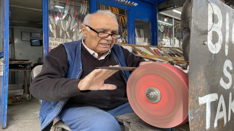 81 yaşındaki Konyalı bıçak ustası azmiyle gençlere taş çıkarıyor