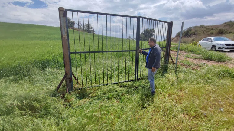 Nasrettin Hoca'yı hatırlatan tarla kapısı sosyal medyada gündem oldu