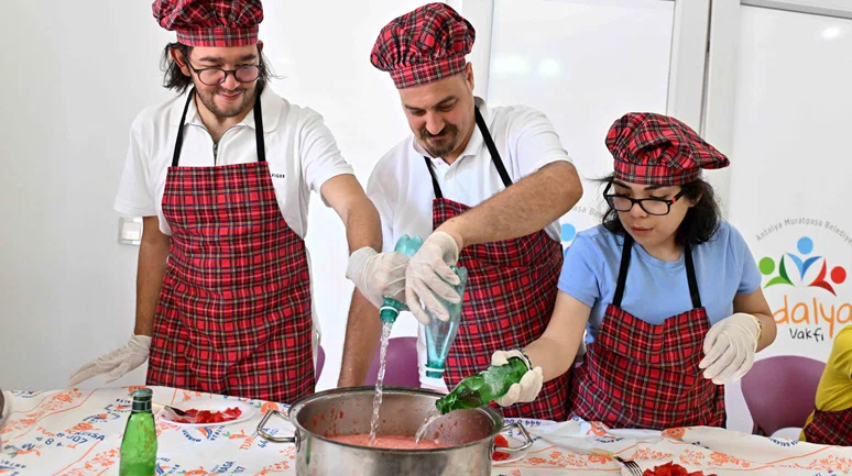 Engelsiz Kafe’de karpuz şenliği, sevgiyle hazırlanan serinletici tarifler!