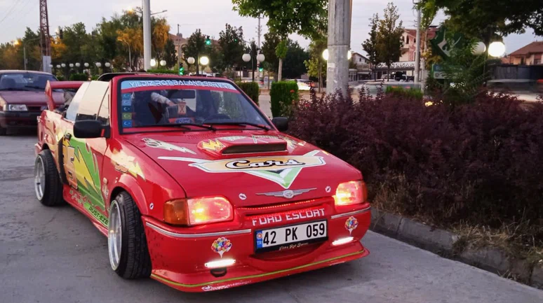 Hurdalığa gidecek arabayı Şimşek McQueen’e dönüştürdü