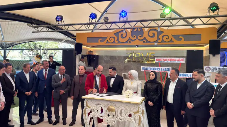 Konya’daki bu düğünün nikahını Başkan Altay kıydı