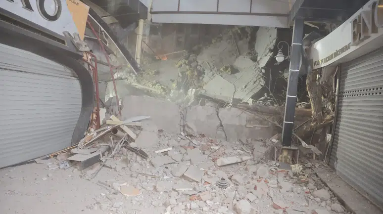 Kontrolsüz yıkım hasara yol açtı: 3 dükkan zarar gördü!